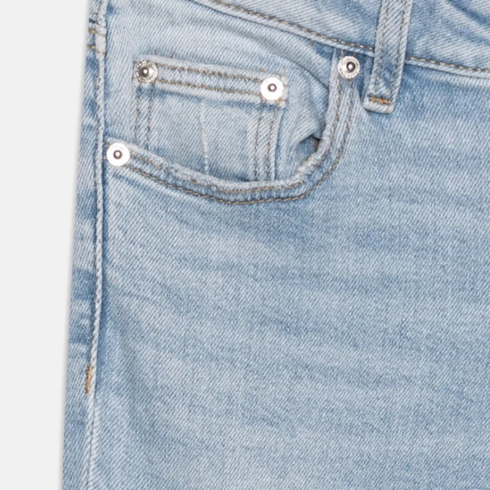 Superfina low waist bootcut jeans - använda typ en gång.☺️  De är från Gina Tricot - Young Gina och är i storlek 164 vilket är typ storlek XS. Jeans & Byxor.