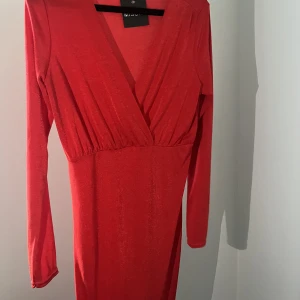 Röd klänning - Superfin och oanvänd. Lapp finns kvar. M men passar även S