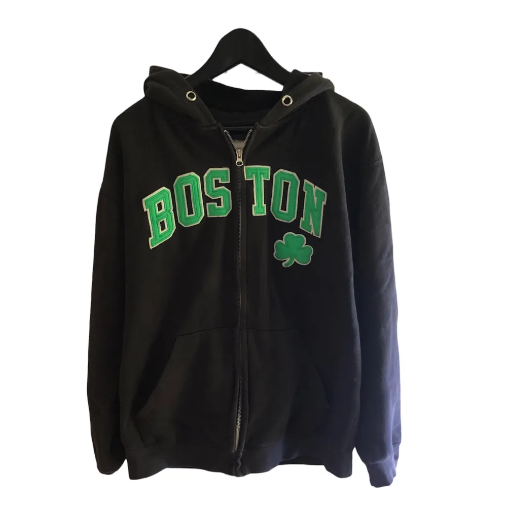 Boston hoodie köpt på plick, storlek M ungefär. Fråga gärna frågor. Hoodies.
