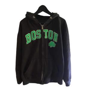 Boston hoodie köpt på plick, storlek M ungefär. Fråga gärna frågor