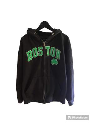 Boston hoodie köpt på plick, storlek M ungefär. Fråga gärna frågor