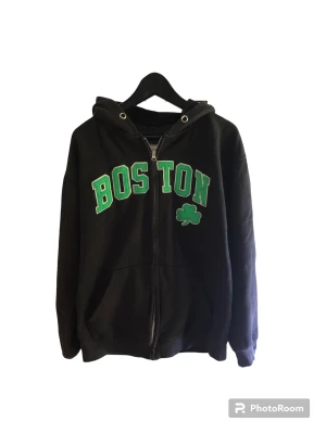 Hoodie - Boston hoodie köpt på plick, storlek M ungefär. Fråga gärna frågor