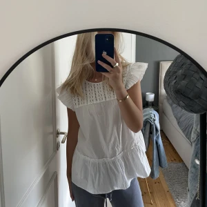 Fin blus  - En vit blus med detaljer från H&M, nytt skick