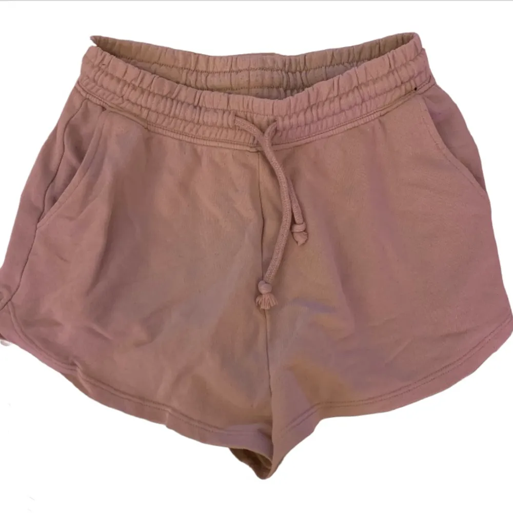 Mjukis shorts från h&m. Säljer då de är försmå🤍. Shorts.