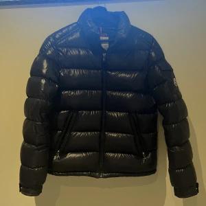 Moncler - Marinblå Monclerjacka i modellen maya. Barnstorlek 14Y men passar mig som brukar ha s, har box och allt sånt kvar. Nypris är 7200kr, skriv för mer frågor och bilder❣️