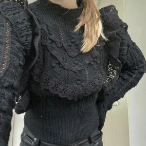 Pointelle tröja - Säljer denna as snygga pointelle tröjan som tyvärr inte säljs längre. Säljes då den inte passar min stil💕 Skitsnygg nu till hösten! Säljes för 200 + köpare står för frakt❣️