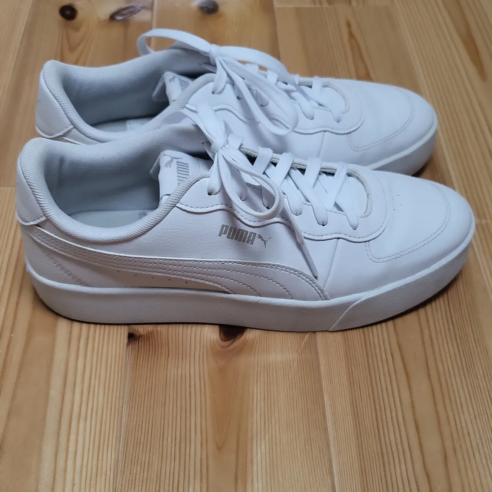 Vita puma sneakers i storlek 41. Hör av dig om du vill ha mer bilder. Köpte dem förra sommaren och använde några gånger men använder dem inte längre. Sulan är 3 cm hög. Orginalförpackningen har jag kvar. . Skor.