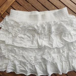 Kjol - Vit volangkjol med spetsdetaljer, knappt använd. Storlek M men känns som S. 💕