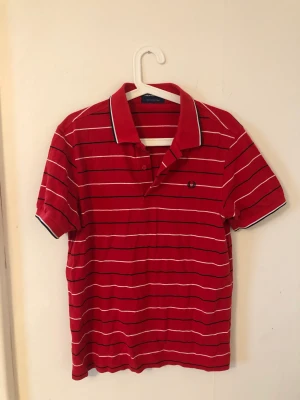 Pikétröja Fred Perry  - Snygg vintagedoftande piké från Fred Perry. (Osäker på om det är  original). Medium med nätt passform. Passar även S. 