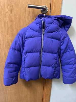 Barn jacka - Ralph Lauren - stl 5 (116) - Ralph Lauren dunjacka till barn, amerikans storlek 5 motsvarar 116 cl. I fint skick, inga hål eller fläckar. 