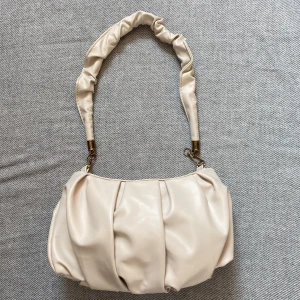 Väska - Jättefin väska! Aldrig använd så i nyskick. Skriv för fler bilder