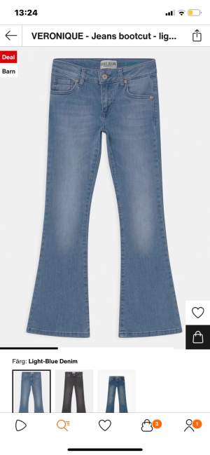 Low waist bootcut jeans från zalando har använt fåtal gånger och är i bra skick är lite osäker på storleken då jag har klippt bort lappen och inte mins  exakta storleken