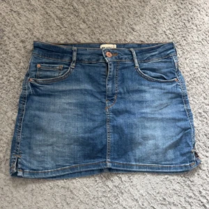 Jeanskjol från Gina - Jeanskjol från Gina, strl 36 men väldigt stretchig. Ganska kort, väldigt fint skick🩷🩷
