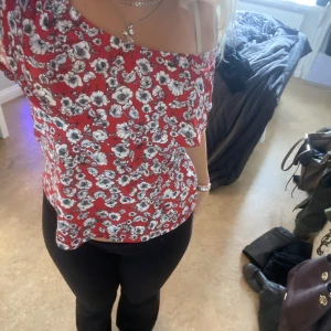 Fin topp  - Jätte fin topp med volang. Man kan ha den ofshoulder vilket är super snyggt