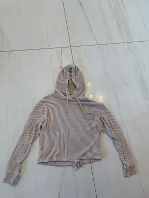 Gina tröja - Säljer denna assnygga tröja från Gina, askön är den❤️köptes för ett tag sen så tror inte den fina kvar i butik❤️