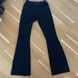 Low/mid waisted boot cut jeans  - De är ett par svarta Boot cut jeans från Lindex. Helt vanliga simpla fickor, använda typ 3 gånger men sitter nt riktigt som jag vill längre. Orginalpris 349kr