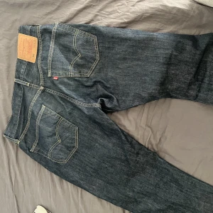 Levis 501 jeans märk blå - Ett par Levis 501 i storlek 31/32 som är typ helt oanvända har använt dom typ 3 gånger så det är i nyskick. Skriv om du vill ha bättre bilder eller om priset ej funkar!
