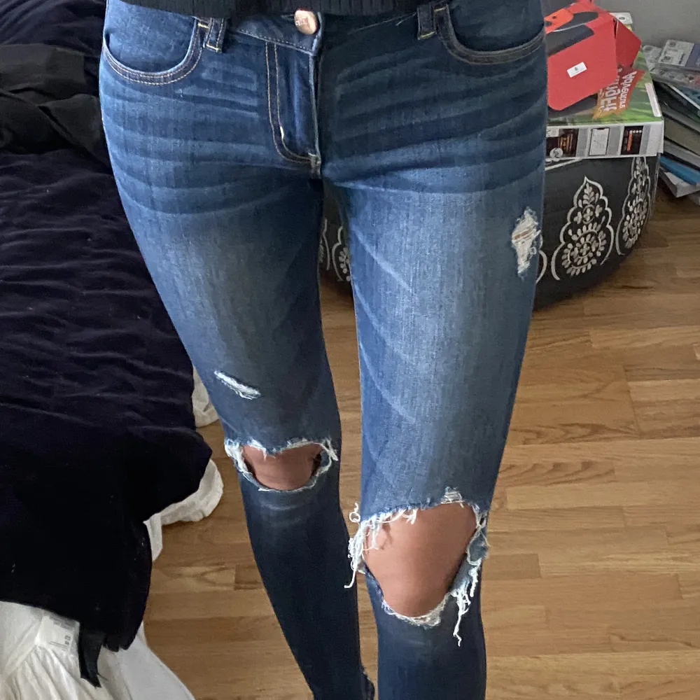 American eagle jeans/jeggings. Det är supersköna att ha på sig. De är lågmidjade så snygga! Storleken är US 0. jag har normalt storlek 34/36 i byxor, så tycker de är stretchiga🌸. Jeans & Byxor.