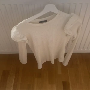 Zara tröja.  - Zara tröja med puff ärm. Den är långärmad. Vit tröja.