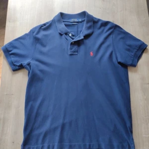 Ralph Lauren piké M - Tja säljer nu denna Ralph Lauren piké. Skick 9/10 inga defekter. Kontakta mig vid eventuella frågor eller prisförslag!😁