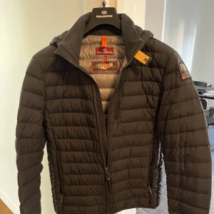 Parajumper jacka - Använd ett fåtal gånger säljes pga för liten storlek. Utmärkt skick Ny pris 5500kr 