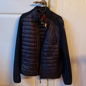 Parajumper höst Jacka  - Svart jacka från parajumpers. Denna är perfekt att använda under höst och vår.  använd endast ett fåtal gånger och är i väldigt bra skick. Nypris 2700 Storleken är large och de menas då med att den är storlek 176. 