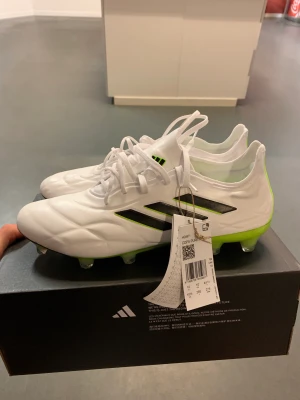 Fotbollsskor Adidas Copa pure.1  - Storlek 44 2/3  Oanvända  Nypris 2499kr 1500kr eller bud 
