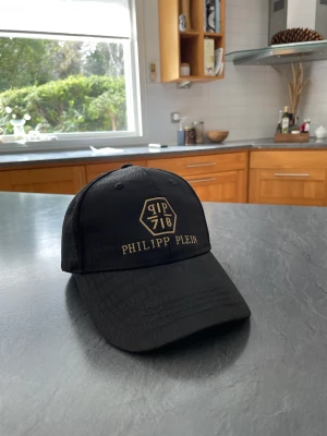 Philip Plein - Hej! Säljer nu min fina Philipp Plein keps. Har använt den fåtal gånger så den är i mycket bra skick 8-10. Den är köpt på farfetch för 3200kr hör av er vid frågor och funderingar