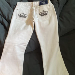 Victoria Beckham jeans - Säljer dessa helt nya Victoria Beckham jeans då dom tyvärr va för små🩷low waist bootcut😻❤️inga fläckar eller nån sånt