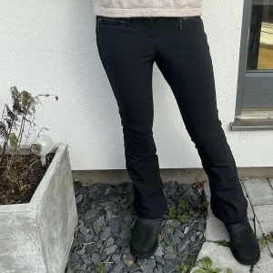 Skidbyxor (stl 36) - Säljer nu mina supersnygga skidbyxor från märket 8848 i stl 36, de är som nya! Nypris 2000 kr. Hör av er för frågor💞