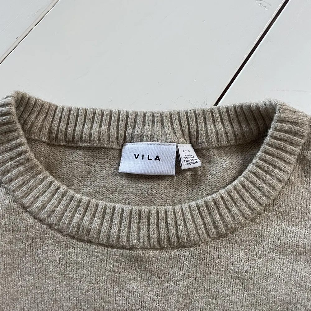 Säljer denna jättemysiga tröja ifrån Vila då den inte kommer till användning. Inte använd mycke alls och är i fint skick!💕tröjan är perfekt nu till hösten . Tröjor & Koftor.