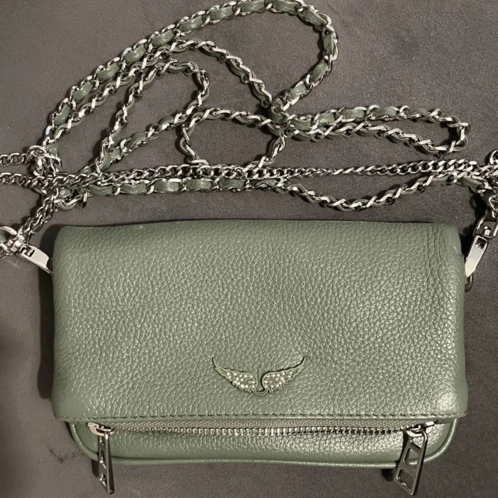 Typ en sånhär grön Zadig handväska men med silvriga vingar💕🫶 säljer eller byter jätte gärna mot den minsta runda handväskan💕möts helst up⚡️pris kan diskuteras . Väskor.