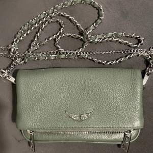 Typ en sånhär grön Zadig handväska men med silvriga vingar💕🫶 säljer eller byter jätte gärna mot den minsta runda handväskan💕möts helst up⚡️pris kan diskuteras 