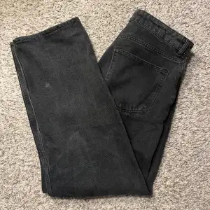 Svarta baggy jeans från karve köpt på carlings för 899kr. Använda men inga defekter utöver en liten fläck på ena benet nära foten slm inte syns vid användning. Storleken är 32. Pris kan diskuteras.
