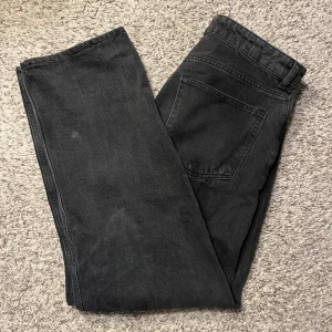 Karve baggy jeans - Svarta baggy jeans från karve köpt på carlings för 899kr. Använda men inga defekter utöver en liten fläck på ena benet nära foten slm inte syns vid användning. Storleken är 32. Pris kan diskuteras.