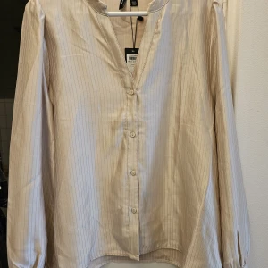 Helt ny blus från veromoda - Helt ny blus från veromoda med lappar kvar 
