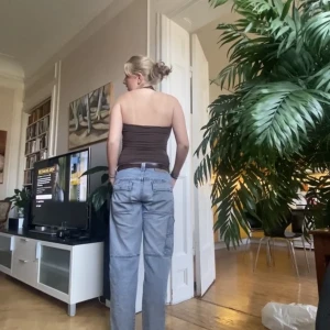 Halterneck linne - Brunt halterneck linne i ganska tunnt stretchigt bomullstyg. Superskön och snygg på sommaren! 