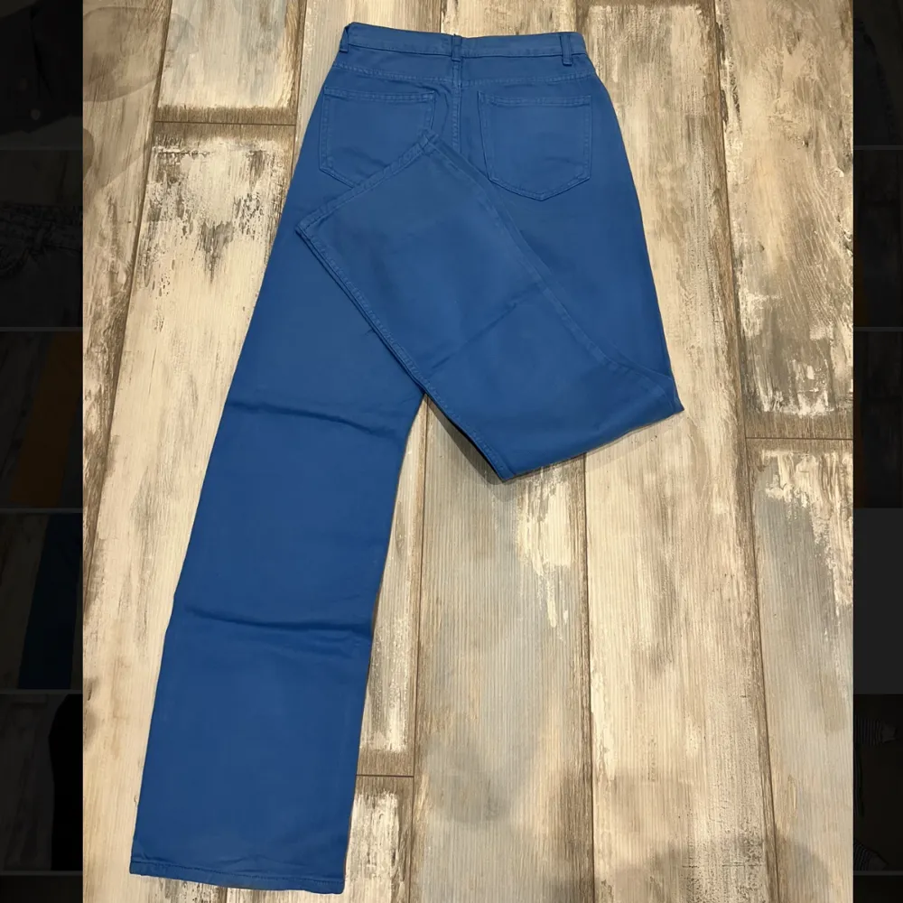 ✨Jättefina blåa jeans✨ Använt ett par gånger, är fortfarande rena och inte trasiga någonstans💕⚡️. Jeans & Byxor.