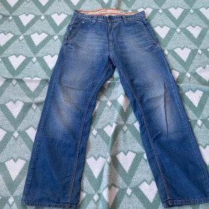 Jeans - Baggy jeans med coola fickor baktill.  Snygg wash och najs fit 