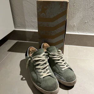 Golden Goose sneakers  - Säljer mina snygga Golden Goose i färgen grön, då de är lite för stora för mig, Storleken är 44 men sitter som 42,5/43. Helt utan defekter, skick: 9/10. Bättre pris vid snabb affär! OBS! Tillverkas inte längre.