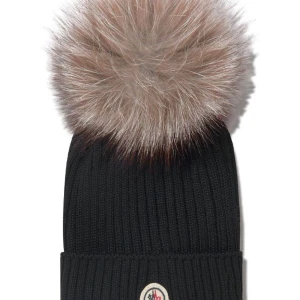 Moncler mössa  - En väldigt bra mössa och bra skick men kommer inte till användning Pris kan diskuteras!