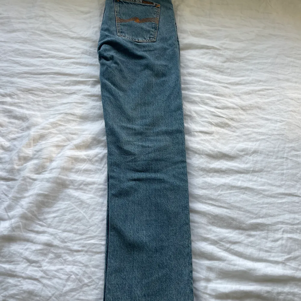 Jag tänkte nu sälja mina Nudie jeans som jag nästan aldrig använt då dem är i fel storlek. Jag säljer dem nu för endast 600, vilket är mindre än halva priset. Storlek: midja 30, längd 32. 800 kr. Jeans & Byxor.