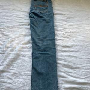 Jag tänkte nu sälja mina Nudie jeans som jag nästan aldrig använt då dem är i fel storlek. Jag säljer dem nu för endast 600, vilket är mindre än halva priset. Storlek: midja 30, längd 32. 800 kr