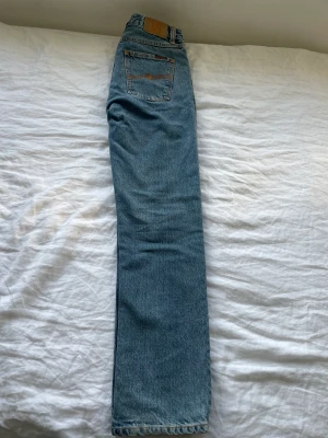 Nudie jeans(gritty Jackson W30 L32) - Jag tänkte nu sälja mina Nudie jeans som jag nästan aldrig använt då dem är i fel storlek. Jag säljer dem nu för endast 600, vilket är mindre än halva priset. Storlek: midja 30, längd 32. 800 kr