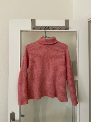 Rosa stickad tröja  - Fin tröja i bra skick från Massimo Dutti! 