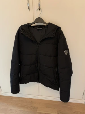 Armani jacka - EA7 Armani jacka som köptes förra hösten. Användes 1-2 månader på hösten men sen köpte jag en ny jacka. Har alltså bara legat hemma. Den är i väldigt fint skick. Har inga alls defekter. Sl M