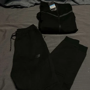 Nike tech fleece svart  - Säljer nu min Nike tech köpt på Plick för 1600 men passar inte mig så säljer vidare för 1200 tags på forfarande 
