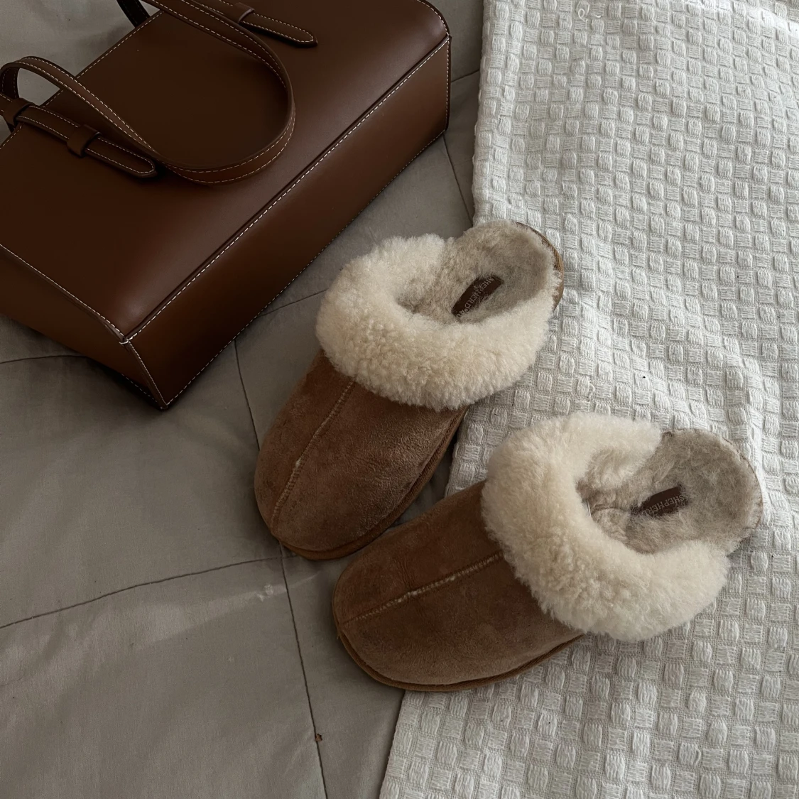 Bruna tofflor med ull