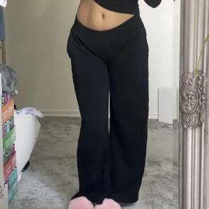 Lågmidjade mjukisbyxor - Lågmidjade mjukis byxor, i bra skick! S/Xs. Pris kan diskuteras! BILDEN ÄR LÅNAD