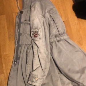 Odd Molly vinterjacka - jag tror inte denna jacka säljs längre då den är min mammas gammla jacka från över 10 år sedan. min mamma använde den typ aldrig och när jag fick den använde jag inte heller den så den är i princip nästan helt oanvänd. 